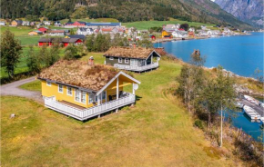 Two-Bedroom Holiday home with a Fireplace in Fjærland
